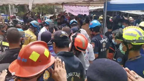 เปิดภาพอาสาสมัครฯ ยืนต่อแถวส่งร่าง "ต้น สยามนนท์" ไป รพ.ศิริราช