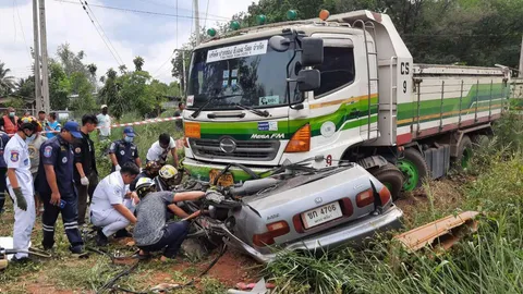 หนุ่ม 18 ขับซีวิคชนรถพ่วงบรรทุกหิน ถูกทับบี้ เสียชีวิตคาซาก