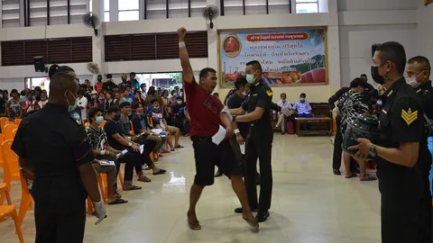 เกณฑ์ทหารด่านขุนทด อมพระมาล้วงได้ใบดำ หลวงพี่เขย่าไหเสริมมงคลโดนใบแดง