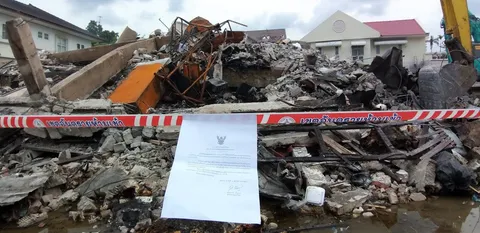 ศพสุดท้ายออกจากซากบ้านถล่ม ตร.ธรรมศาลา รอสอบผู้เกี่ยวข้องหาสาเหตุไฟไหม้