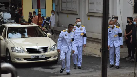รองเลขาธิการพระราชวังเป็นผู้แทนพระองค์รดน้ำหลวงอาบศพ อาสากู้ภัย ที่วัดศาลาแดง