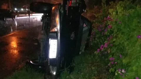 สารวัตร สภ.ท่าม่วงขับกระบะฝ่าฝนเฉี่ยวเก๋งคว่ำชนกำแพงร่างกระเด็นดับคาที่