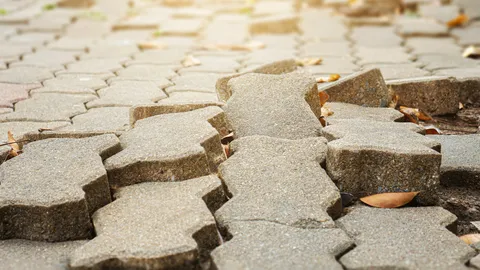 พื้นหน้าร้านแตกร้าวทรุด ฮวงจุ้ยอันตราย 'ซินแสมาศ'