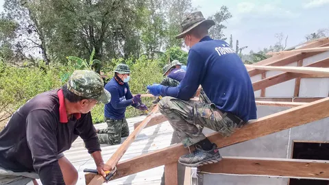 นพค.51 นำทหารเข้าซ่อมแซมบ้านเรือน ปชช. หลังเจอพายุฤดูร้อนถล่ม