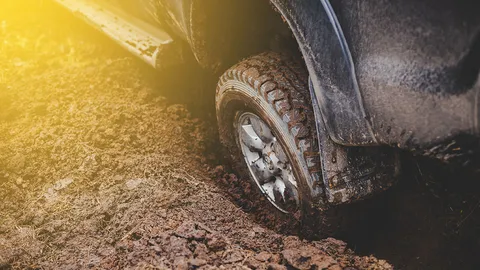 ‘รถติดหล่ม ทำยังไง' แก้ไม่ยาก 3 วิธีดึงรถทะยานจากหล่มอย่างงดงาม