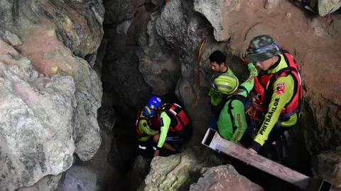 เจอตัว "พระติดถ้ำ" แล้ว อาการปลอดภัย มีไข้เล็กน้อย ยังพาออกมาไม่ได้