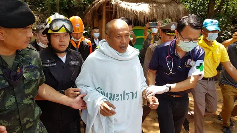 นักประดาน้ำนำ "พระ" ติดถ้ำพระไทรงาม ออกมาได้แล้ว พบปลอดภัยดี