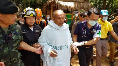 ช่วยได้แล้ว นำตัว "พระธุดงค์" ออกมาจากถ้ำพระไทรงาม อาการปลอดภัย