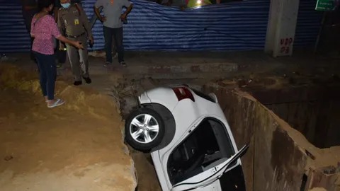 ยายวัย 70 ขับเก๋งยาริสตกบ่อกลางถนน คนงานขุดย้ายสายไฟลงใต้ดิน