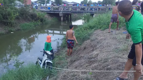 สลด หนุ่มพม่าเมียหนี เมาขี่ จยย.พาลูก 3 ขวบตามหา ตกคลองดับคู่