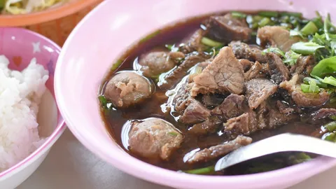 ขวัญใจผู้ใช้แรงงาน!! ก๋วยเตี๋ยวเนื้อเปื่อย ป้าน้อย สาย 2