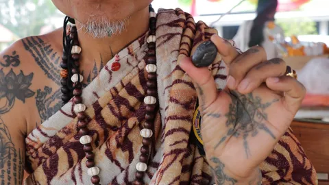 ปู่ฤาษีตาไฟ โชว์เหล็กไหล ได้จากถ้ำพระไทรงาม เชื่อคนเมืองบังบดให้มาสร้างบุญ