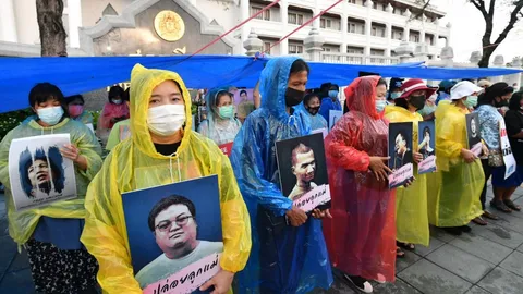 "คณะราษมัม" ตากฝน ทำกิจกรรม "ยืน หยุด ขัง 112 นาที" ร้องประกัน แกนนำม็อบ