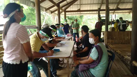 สสจ.เพชรบุรี เข้าคัดกรองโควิดชาวบ้านบางกลอย เสี่ยงสัมผัส "เอ้ เดอะวอยซ์"