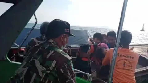 เรือหางยาวนักท่องเที่ยวใบพัดขาด ลอยลำอยู่กลางทะเล ใกล้เกาะห้อง กระบี่