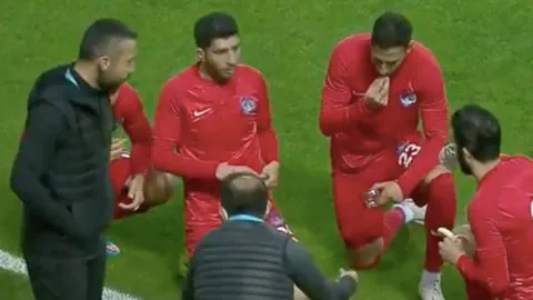 เดือนรอมฎอน! แข้งตุรกี รีบกินกล้วยระหว่างแข่ง หลังพระอาทิตย์ตกดินพอดี (คลิป)