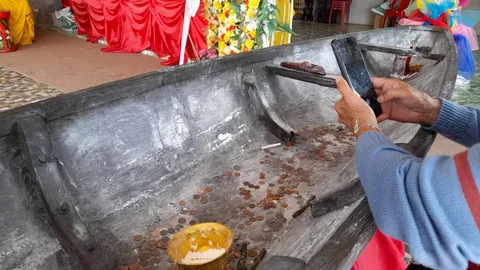 คนรักหวยมุงขอ "เลขเด็ด" เรือไม้โบราณ เสี่ยงโชคงวด 16/4/64