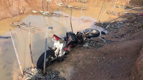 หนุ่มวัย 25 ชะตาขาด ขี่จยย.ฝ่าความมืดตกลงไปในหลุมตอม่อที่ชลบุรีตายคาที่