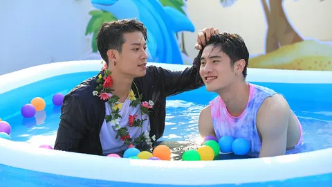 “บอส-ปีเตอร์” เล่นน้ำสงกรานต์ชุ่มฉ่ำหัวใจสายวาย ในละคร “ไวรัสวัยเลิฟ”