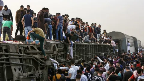สลด เกิดเหตุรถไฟตกรางที่อียิปต์ คร่า 11 ศพ บาดเจ็บนับร้อยราย