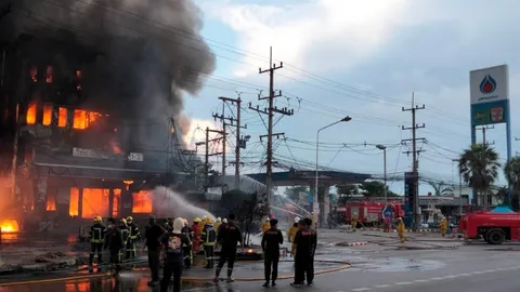 ไฟไหม้โกดังเก็บน้ำมัน อ้อมใหญ่ ติดปั๊มปตท. ระดมรถดับเพลิงมากว่า 10 คัน (คลิป)