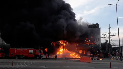 ไฟไหม้รุนแรง บริษัทน้ำมันเครื่อง เป็นทะเลเพลิง วอดกว่า 50 ล้าน (คลิป)