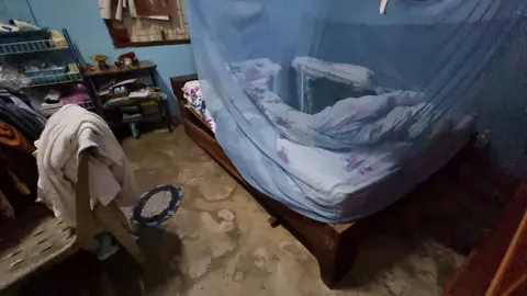 ยายแทบช็อก เจอคนร้ายหลบหนีซ่อนใต้เตียง ก่อนตำรวจตามจับตัวได้