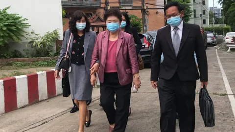 "แม่ธนาธร" เข้าพบตำรวจป่าไม้ หลังโดนหมายเรียกคดีรุกป่าสงวน จ.ราชบุรี