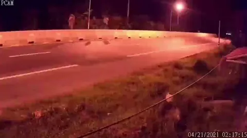 สาวเจ้าของอู่นอนผวาหมาหอน นึกว่าผีอาละวาด ที่แท้เด็กโดดบนแท่งแบริเออร์