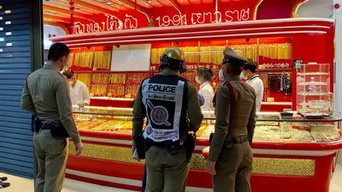 โจรบุกห้างพันธุ์ทิพย์ ชิงทอง 38 บาท ใช้ปืนขู่พนักงาน จี้รถชาวบ้านขับหนี