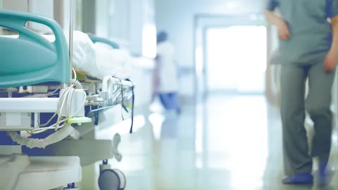 รพ.ตำรวจ วุ่น พนักงานเวรเปลติดโควิดเพียบ ขอกำลัง อคฝ.-ปพ. เสริม 90 นาย