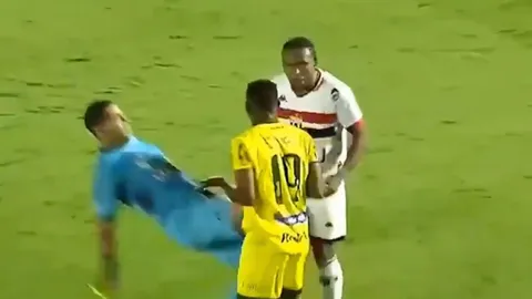 เขินแทนเลยอ่ะ!  ผู้ตัดสินลีกบราซิล ลื่นล้มก้นกระแทกพื้น ขณะวิ่งแจกใบเหลืองนักเตะ (คลิป) 