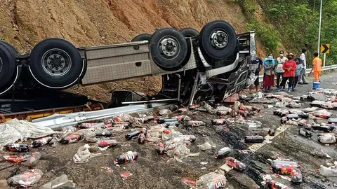 รถบรรทุกน้ำอัดลมไปไม่ถึงแม่สอด ชนผามรณะดอยคา พังยับ