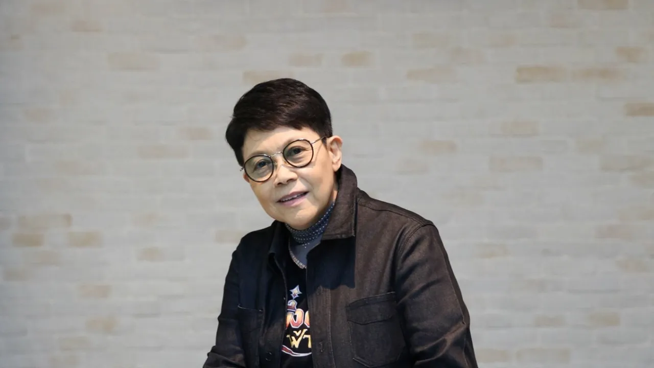 ละคร นับ 8 2568 ในโลกที่ศักดิ์ศรีถูกตีค่าด้วยหยาดเหงื่อและชัยชนะบนสังเวียนผ้าใบ ชายหนุ่มนาม ธัญญ์ ปราบศัตรูพ่าย ได้ใช้หมัดและใจเป็นเครื่องมือทวงคืนความยุติธรรมให้กับพ่อผู้ถูกตราหน้าว่าเป็นคนทรยศ การเดินทางสู่สังเวียนมวยไทยเพื่อกู้เกียรตินั้นพาเขามายังค่ายกระทิงทองยิม ที่ซึ่งโชคชะตาได้นำพาให้เขาได้พบกับ หลิน หญิงสาวผู้แข็งแกร่งซึ่งยืนหยัดเพื่อพิสูจน์คุณค่าของตนเองไปพร้อมกับเขา แต่เส้นทางนี้ไม่ได้โรยด้วยกลีบกุหลาบ เมื่อ ฟ้าโปรด คู่ปรับที่มาพร้อมกับอำนาจมืดและความลับในอดีตกำลังรอคอยอยู่ ธัญญ์ต้องเผชิญหน้ากับบททดสอบครั้งใหญ่ ทั้งการทรยศหักหลัง และมิตรภาพที่เปราะบาง แต่ด้วยพลังจากความมุ่งมั่นและคำแนะนำจาก ครูศักดิ์ ผู้มากประสบการณ์ ธัญญ์จะสามารถเอาชนะทุกสิ่งเพื่อกอบกู้เกียรติยศที่สูญเสียไปได้หรือไม่ 2 00 A5B2079040C2E1280