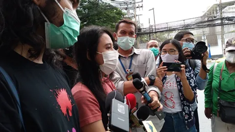 "น้องมายด์" นำทีมยื่นจดหมาย 3 สถานทูต ทวงยุติธรรม "เพนกวิน-รุ้ง"