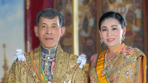 พระเจ้าอยู่หัว พระบรมราชินี พระคู่ขวัญคู่บุญบารมีแผ่นดินไทย รัชกาลที่ 10