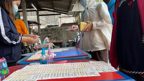 แผงหวยเชียงใหม่คึกคัก แม่ค้าได้ยิ้มก่อนหวยออก เลขน้าค่อมหมดเกลี้ยงแผง