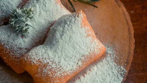 ปาท่องโก๋สไตล์ฝรั่งเศส โดย "ธเนศ ศุภรสหัสรังสี" แห่งโรงแรมราวินทรา