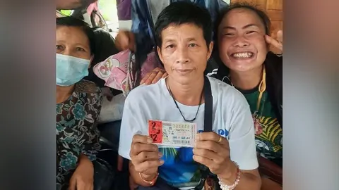 สาวก่อสร้างดวงเฮง งูสิงเลื้อยผ่านขอโชค ซื้อหวยถูกที่ 1 รับ 12 ล้าน