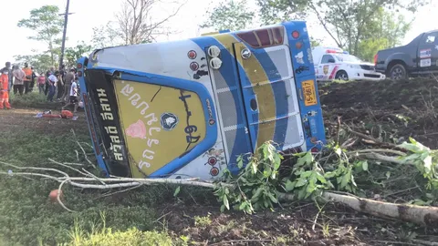 รถทัวร์บึงกาฬคว่ำ ตาย 1 บาดเจ็บ 5 สาเหตุหักหลบสุนัขวิ่งตัดหน้า