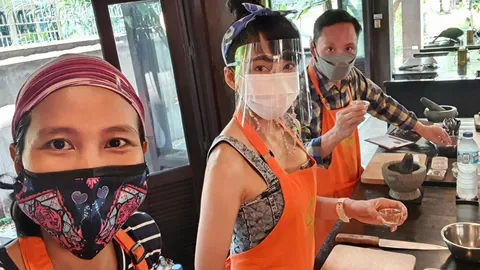 “เอ สุรพันธ์-หล่น ทีฟอร์ทรี” นำทีมปรุงอาหารมอบให้บุคลากรทางการแพทย์