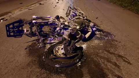 ชนสยองบิ๊กไบค์ คนขับร่างลอยตกในกระบะท้าย ตายคาที่