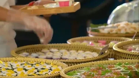 เปิดตำรับ "ขนมไทย บ้านดารา" บุฟเฟต์ขนมไทย 79 บาท คนแน่นทุกรอบ (คลิป)