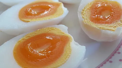 วิธี "ต้มไข่ยางมะตูม" ทั้งไข่ไก่ ไข่เป็ด เด็ดเหมือนกินที่ร้าน