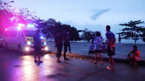 เศร้าผัวหอบร่างเมียขึ้นจากทะเลเข้าฝั่งชุมพร หลังพายุซัดเรือประมงล่ม 