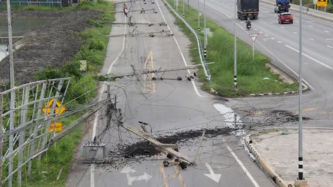 พายุถล่มสมุทรสงครามบ้านพัง เสาไฟฟ้าหัก ไฟดับวงกว้าง กฟภ.เร่งซ่อมกู้ระบบ