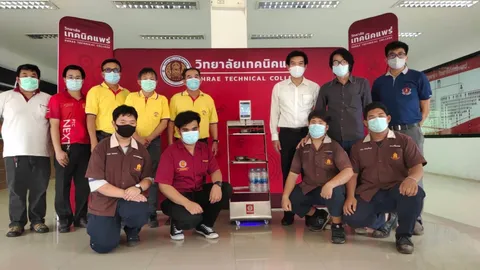 เทคนิคแพร่ สร้างหุ่นยนต์รับส่งอาหารให้คนไข้โควิด ลดการสัมผัสผู้ป่วย