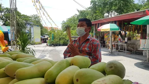 ลุงชาวสวนหอบฟักพันลูก ไข่ไก่ 3 พันฟอง แก้บน "พระเงินพระทอง" ช่วยปลดหนี้