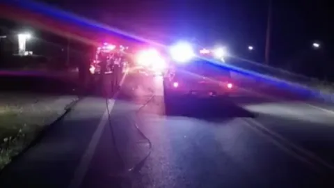 สลดชายวัย 65 ขี่จยย.เกี่ยวสายสื่อสารห้อยกลางถนน รถล้ม หัวฟาดพื้นดับ