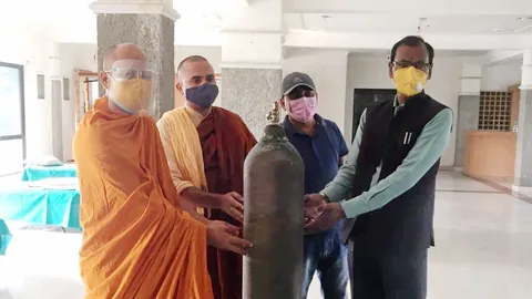 วัดไทยลุมพินี มอบถังออกซิเจนพร้อมอุปกรณ์แพทย์ให้ศูนย์กักตัวผู้ติดโควิด-19